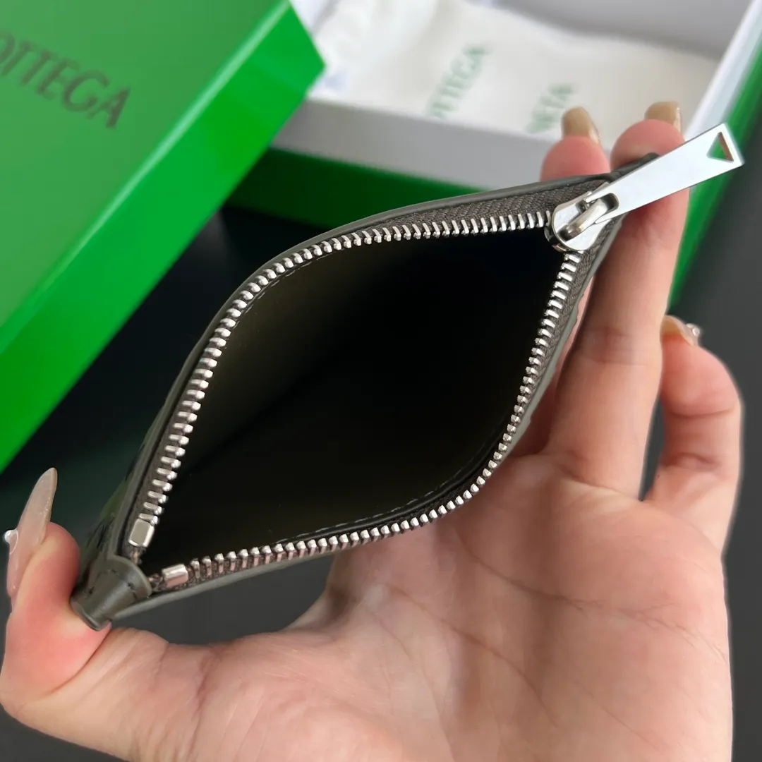BV’s new 805827 vertical zipper card holder 🎈 The classic small woven work that I miss 0.7 is back. It’s really very design-friendly. The calfskin texture is high-end. It’s carefully designed with five card slots and a central compartment. You can also put cash in for daily use. You deserve to have such an thoughtful design. Size: 12*7*0.5 layers cm P540